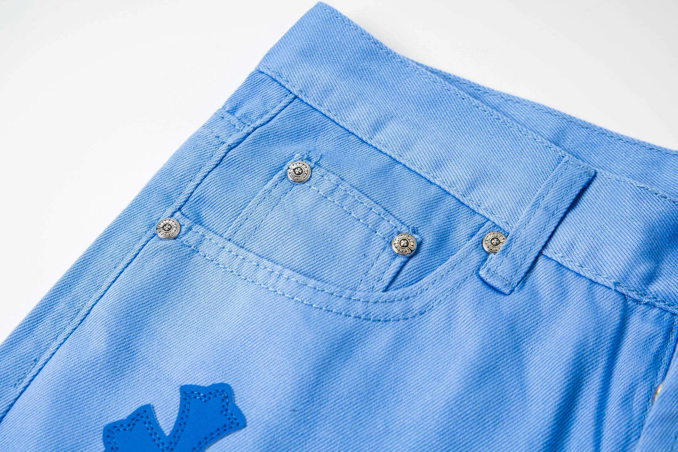 P270 💰 (Top version) CHROME HEARTS 25ss dopamine light blue cross-over leather washed jeans - Full of exploring the ultimate in fashion, Chrome Hearts' new Chrome Hearts pants not only present a unique style, the fresh ice blue color looks particularly youthful and energetic. The mid-high waist design is paired with a lazy and casual style, which not only shows long legs but also maintains a casual feel. It is a must-have fashion choice for trendy men and trendy women. Color: Dopamine light blue Size: 28-30-32-34 (corresponds to S-M-L-XL)